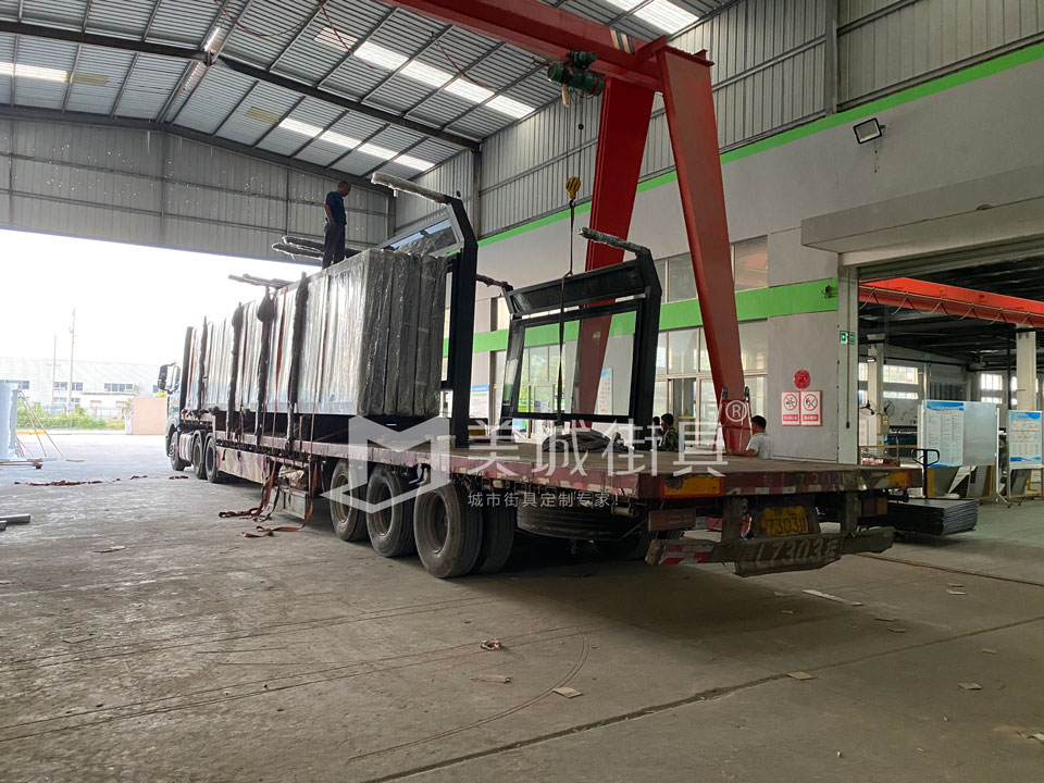 2022.9.21美城街具供應咸陽候車亭第二車發(fā)貨現場